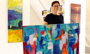 Mitarbeiterin trägt Bild der Artothek