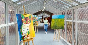 Eine Mitarbeiterin geht durch den Glasgang im Galeriegeschoss der Bibliothek Wiedenbrück