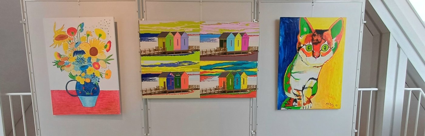 Gezeigt werden an Stelen hängende Bilder