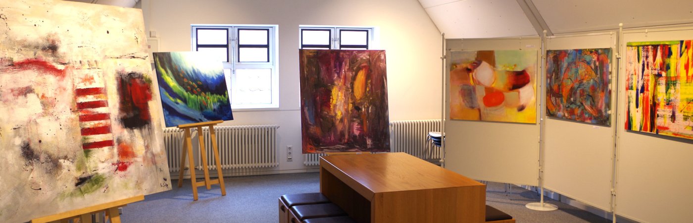 Gezeigt wird eine Mitarbeiterin der Artothek