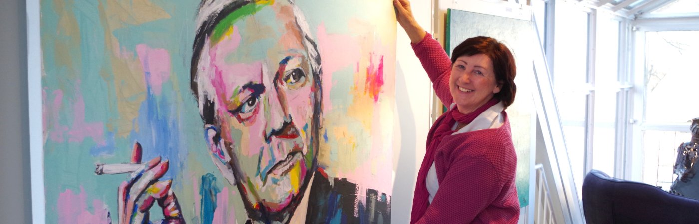 Gezeigt wird eine Mitarbeiterin der Artothek