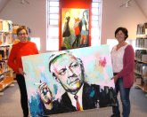 Gezeigt werden zwei Mitarbeiterinnen der Bibliothek