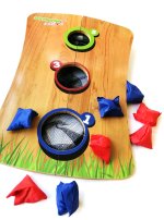Gezeigt wird ein Wurfspiel aus Holz