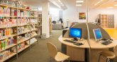 Gezeigt wird ein Blick in die Bibliothek Rheda