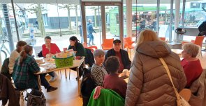 Gezeigt wird ein Blick in das Lesecafé Rheda