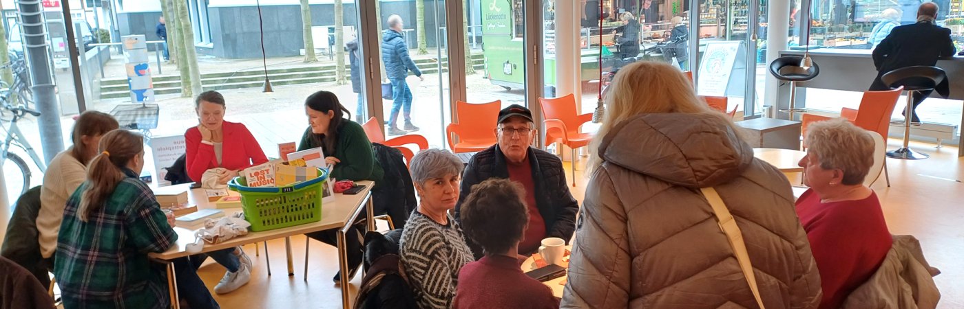 Gezeigt werden Menschen, die sich im Lesecafé Rheda aufhalten
