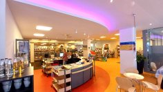 Gezeigt wird ein Blick in die Bibliothek Rheda