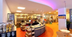 Gezeigt wird ein Blick in die Bibliothek Rheda