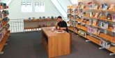 Ein Kunde sitzt lernend im Galeriegeschoss der Bibliothek
