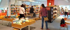 Gezeigt wird ein Blick in die Kinderbibliothek der Bibliothek Wiedenbrück