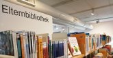 Gezeigt wird das Bücherregal der Elternbibliothek