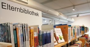 Blick auf das Bücherregal der Elternbibliothek