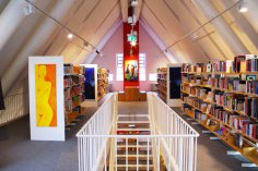 Gezeigt wird ein Blick in das Galeriegeschoss der Bibliothek Wiedenbrück