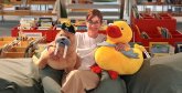 Gezeigt wird eine Mitarbeiterin, die in den Sitzkissen der Kinderbibliothek in Wiedenbrück sitzt