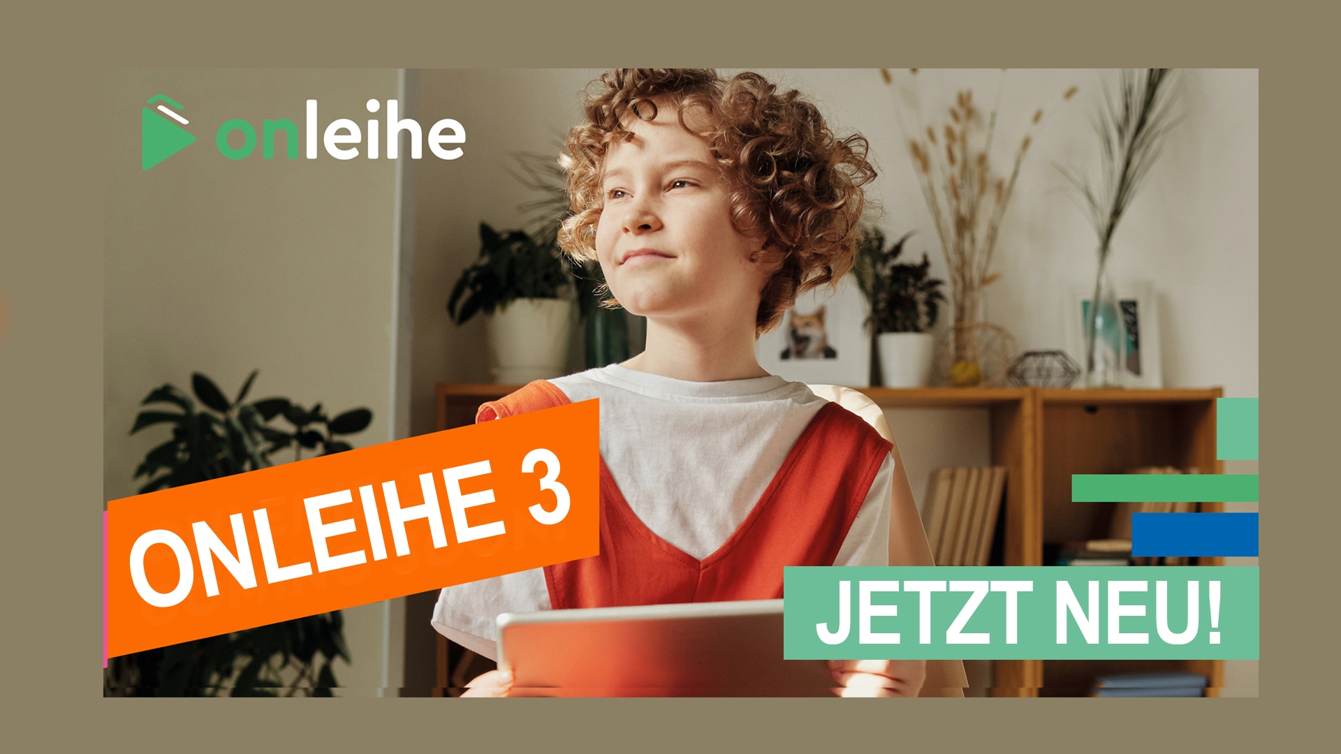 Gezeigt wird eine junge Frau, ein Tablet in der Hand haltend