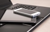 Gezeigt werden Laptop, Tablet und Smartphone