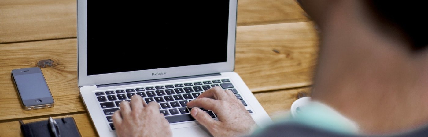 Gezeigt wird ein Schüler am Laptop