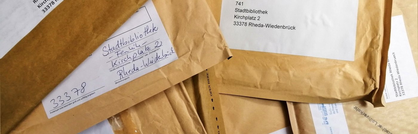 Fernleihe Mehrere große, braune Briefumschläge liegen unsortiert nebeneinander