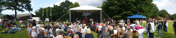 Flora Klassik-Sommer Gezeigt werden Menschen bei einem Konzert im Flora-Park