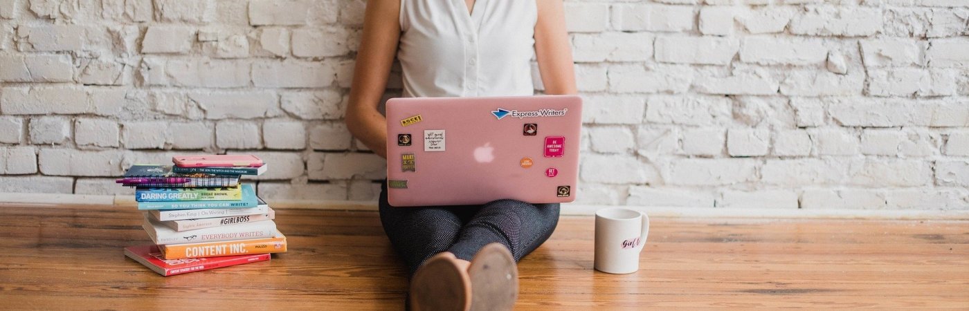 Junge Frau mit Laptop Mädchen arbeitet am Laptop