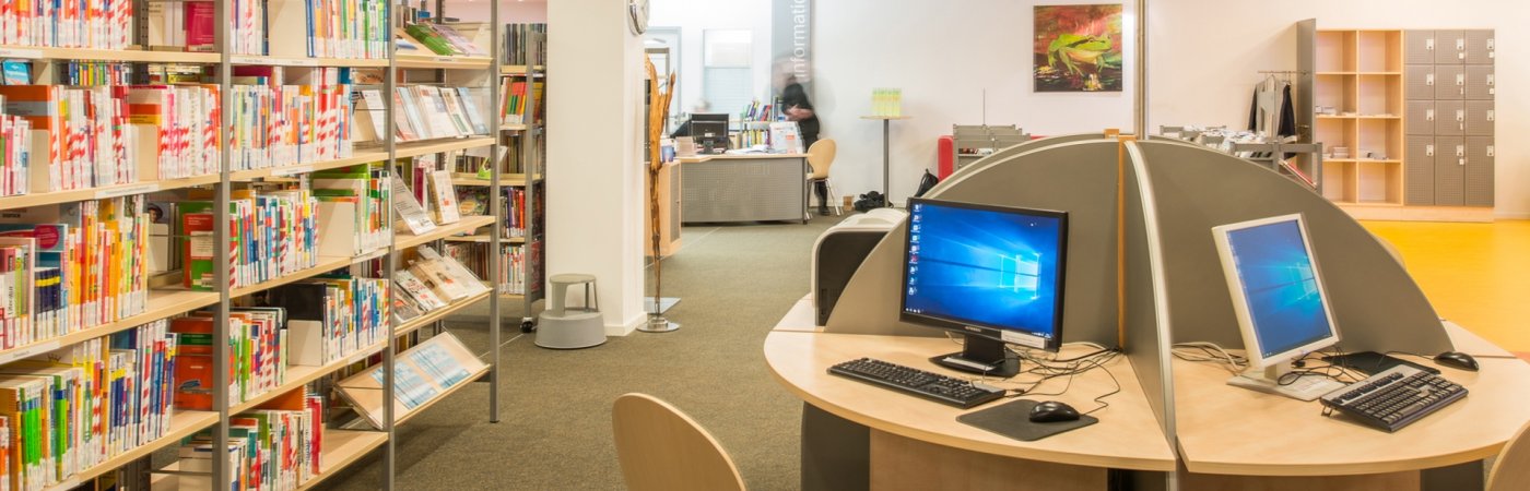 Blick auf die Internet-Arbeitsplätze in der Bibliothek Rheda