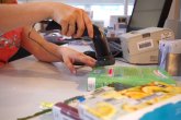 Verbuchung Mit einem Handscanner werden Medien verbucht