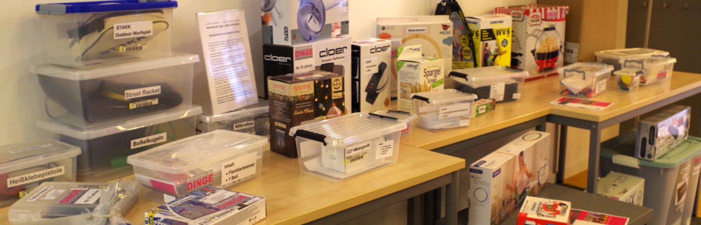 Gezeigt werden ausleihbare Gegenstände aus der Bibliothek der Dinge