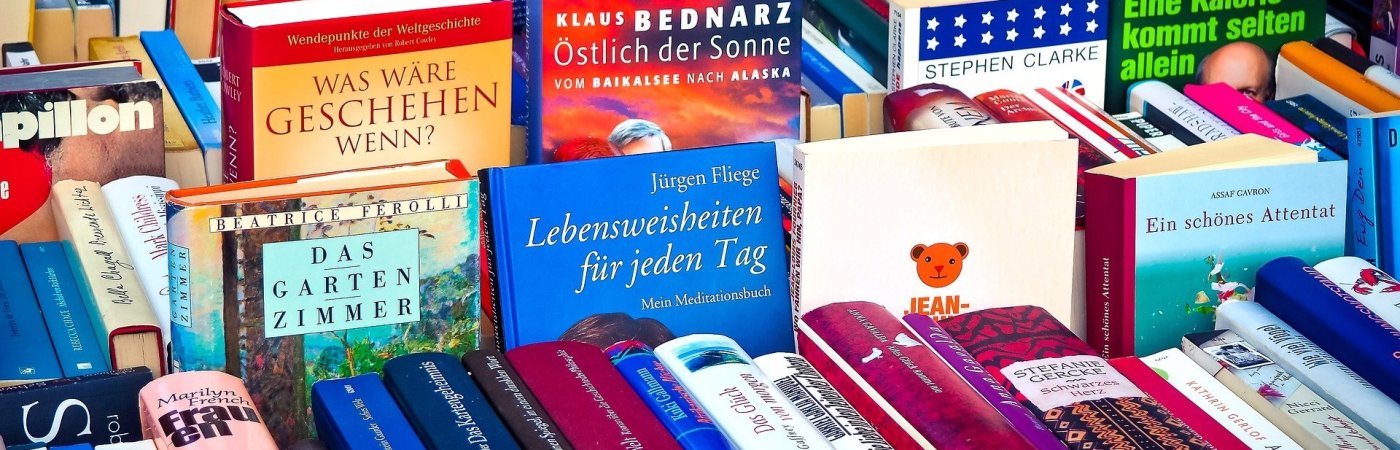Gezeigt wird ein Bücherstapel