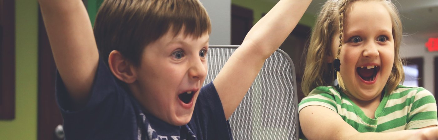 Gezeigt werden jubelnde Kinder