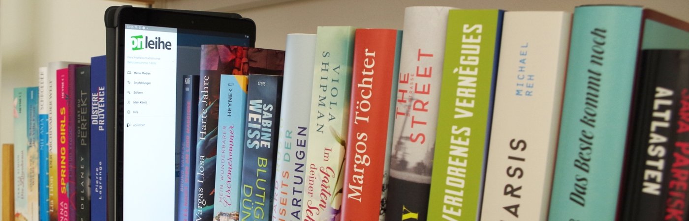 Bücher stehen gemeinsam mit einem Tablet in einem Regal