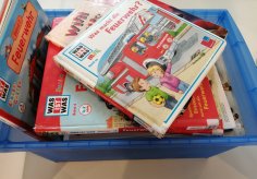 Verschiedene Medien liegen in einer Kunststoffkiste