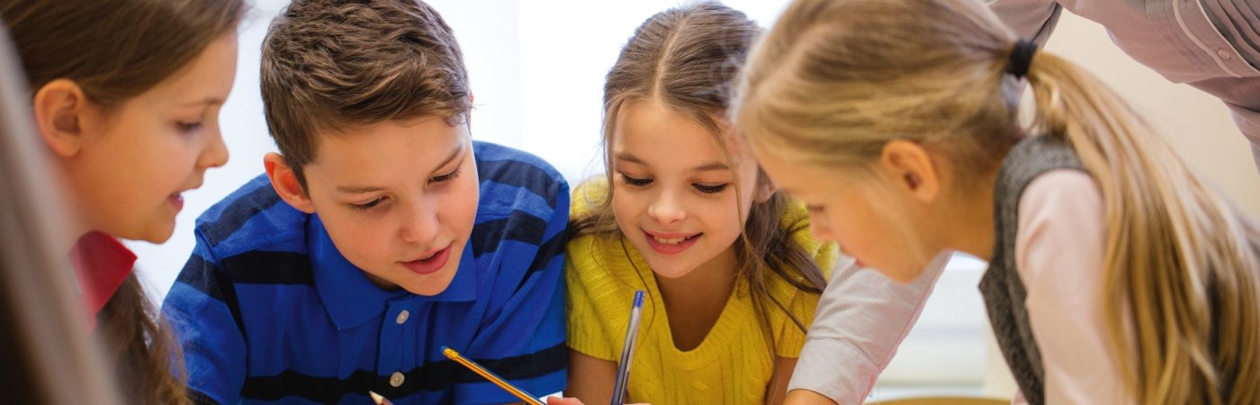 Kindergruppe Gezeigt werden lesende Kinder