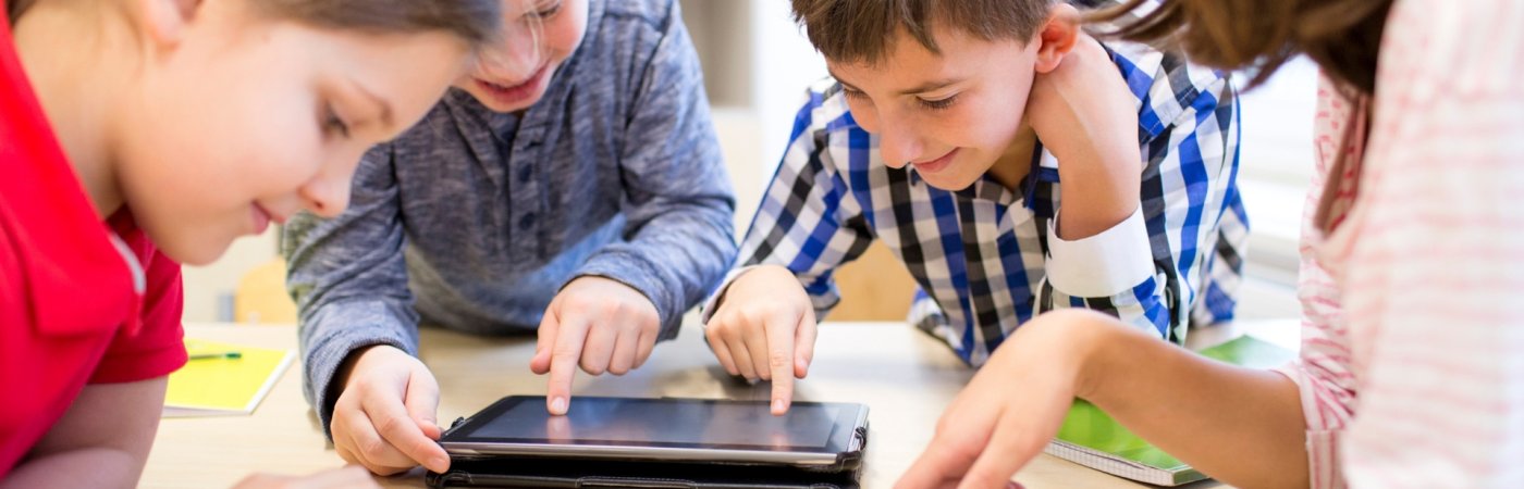 Gezeigt werden Kinder an Tablets