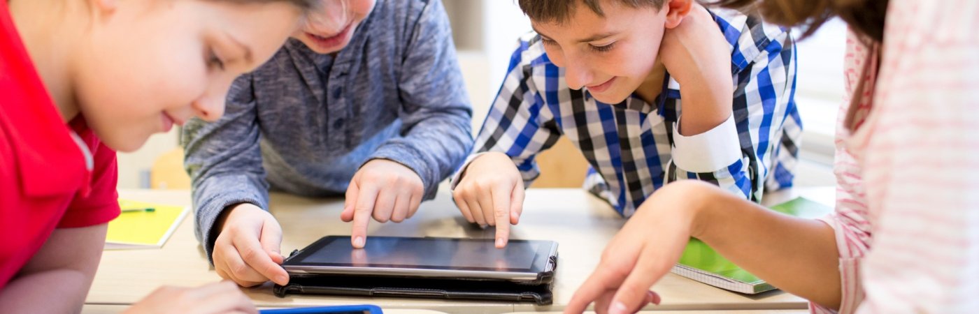 Kindergruppe mit Tablets Gezeigt werden Kinder an Tablets
