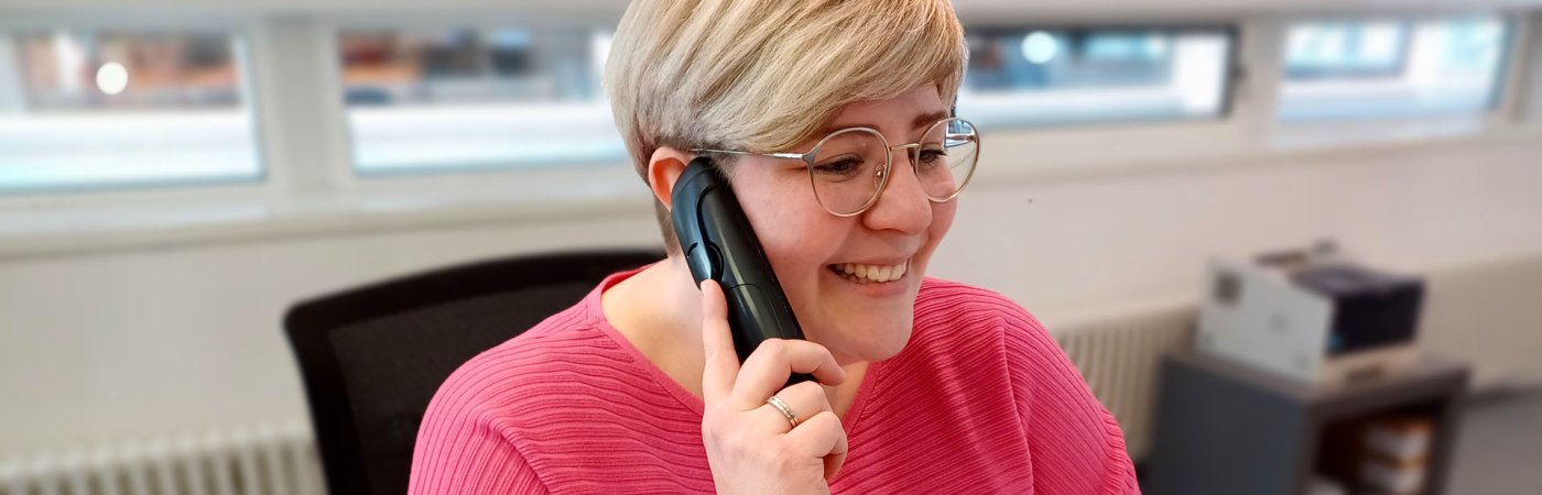 Gezeigt wird eine Mitarbeiterin der Bibliothek