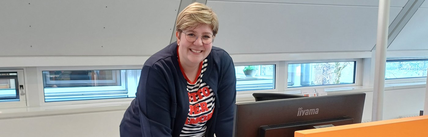 Gezeigt wird eine Mitarbeiterin der Stadtbibliothek