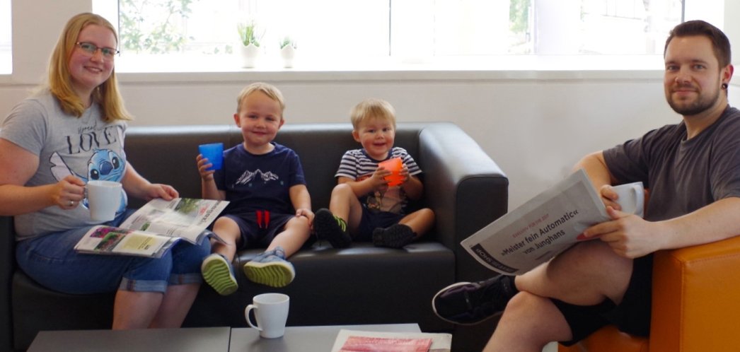 Eine Familien sitzt im Lesecafé Wiedenbrück