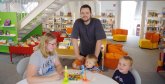 Gezeigt wird eine Familie in der Kinderbibliothek Wiedenbrück