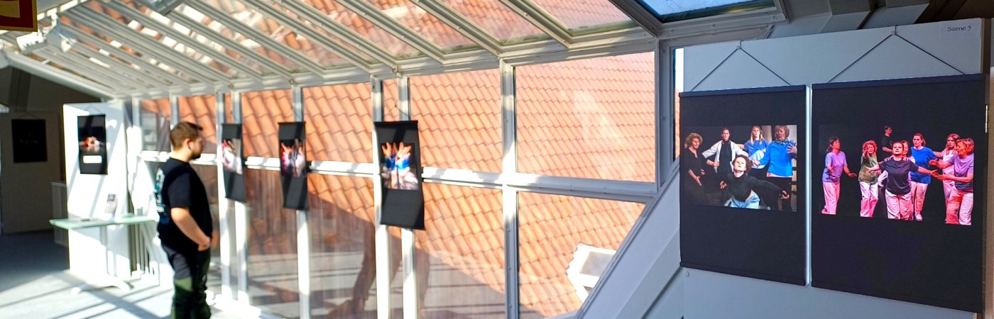 Kunst im Glasgang Wiedenbrück Gezeigt wird eine Blick in den Glasgang der Bibliothek Wiedenbrück