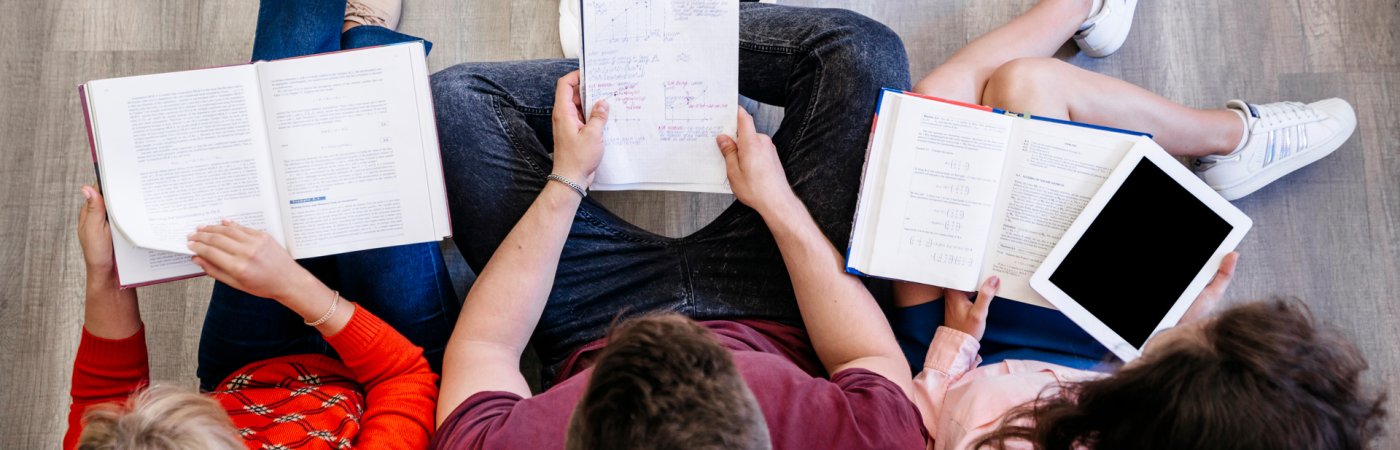 Gezeigt werden Jugendliche bei einer Gruppenarbeit