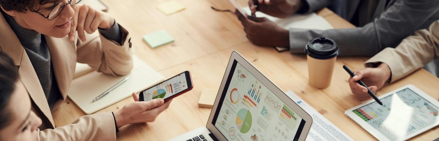 Gezeigt werden Jugendliche bei einer Gruppenarbeit