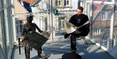 Ein Kunde sitzt im Glaserker der Bibliothek Wiedenbrück und liest Zeitung