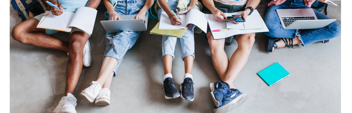 Gezeigt werden Beine junger Menschen