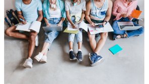 Gezeigt werden am Laptop arbeitende Jugendliche