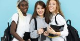 Schülerinnen und Schüler Gezeigt werden drei Jugendliche