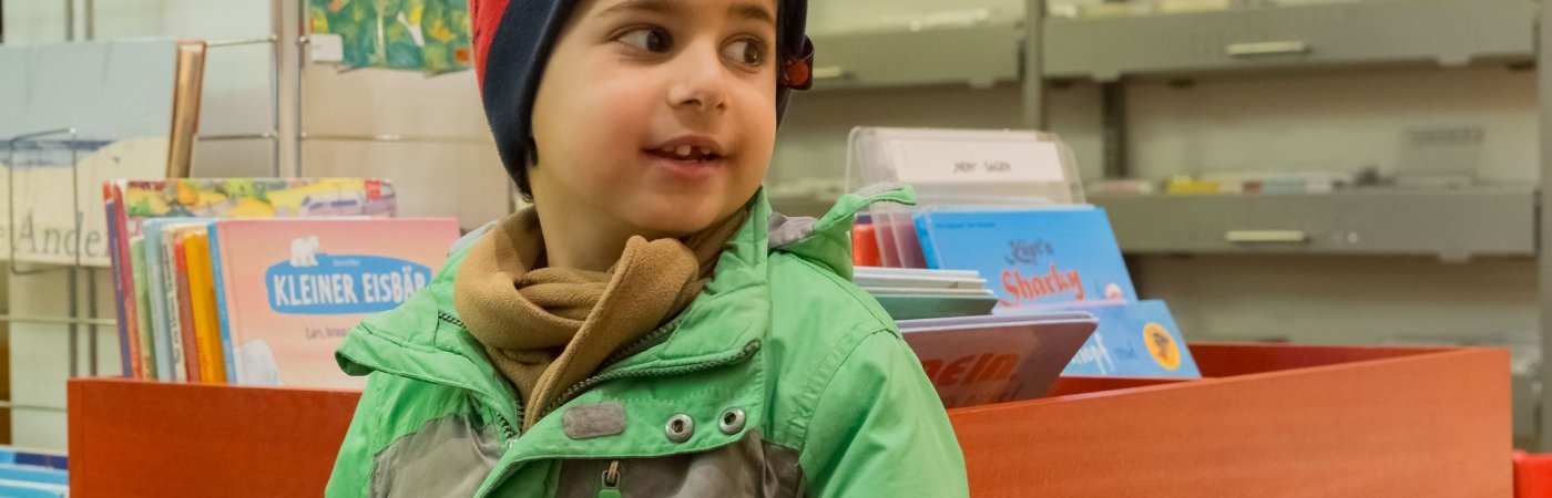 Gezeigt wird ein Junge mit Anorak und Mütze