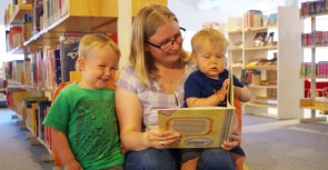 Eine Mutter liest ihren zwei Kindern vor