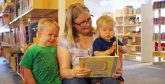 Eine Mutter liest Kindern vor