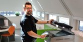Kopierer Wiedenbrück Ein Kunde steht am Kopierer