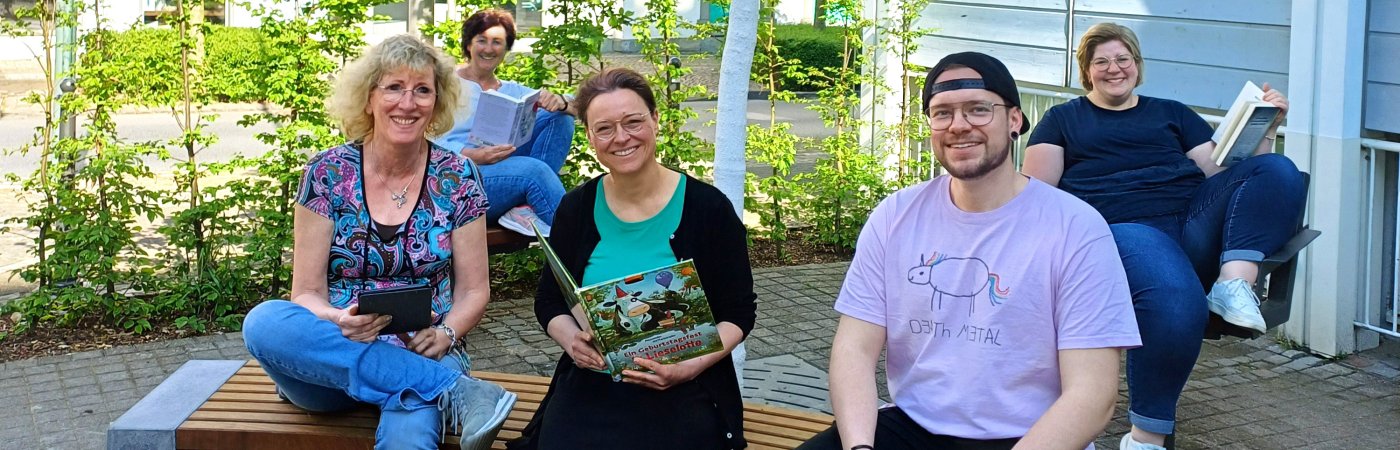 Gezeigt werden Lesende im Lesegarten Wiedenbrück